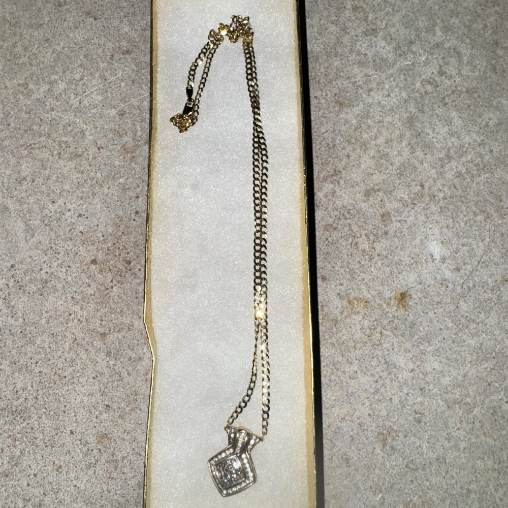 Elegant Gold Necklace with Pendant